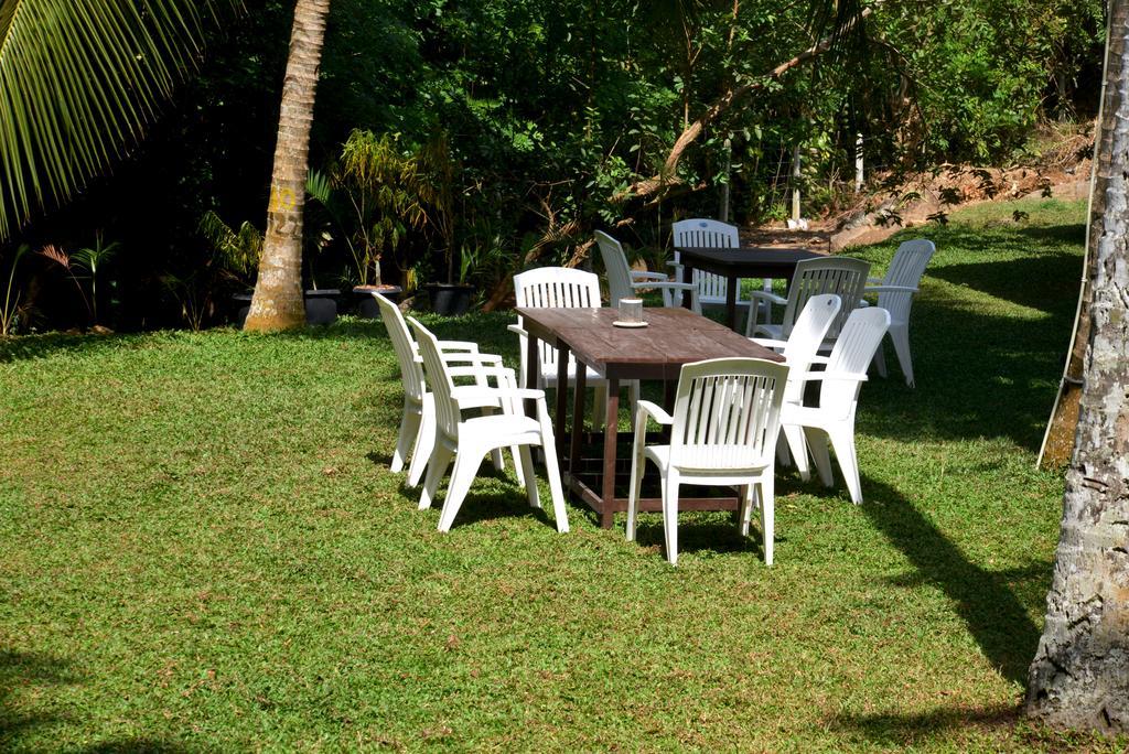 Jungle Beach Hostel Unawatuna Exteriör bild