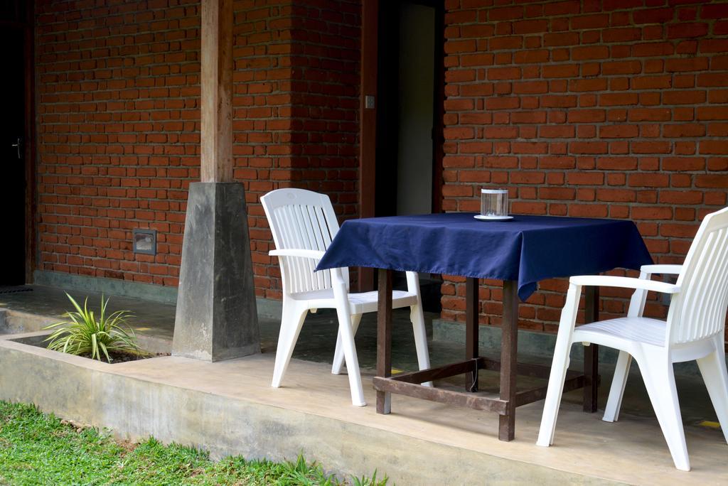 Jungle Beach Hostel Unawatuna Exteriör bild