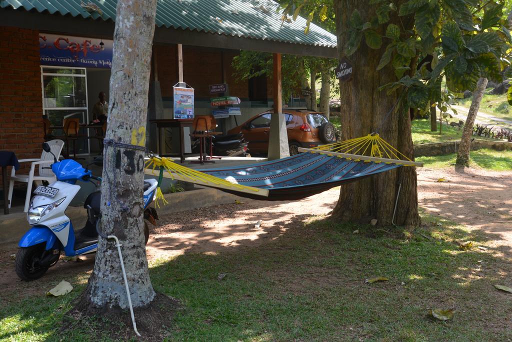 Jungle Beach Hostel Unawatuna Exteriör bild